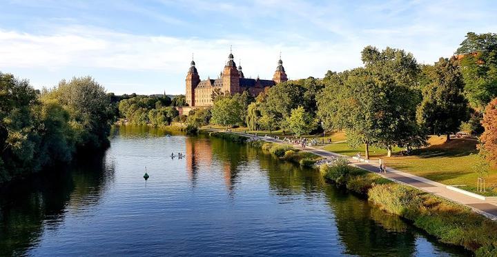 Kelsterbar am Mainufer